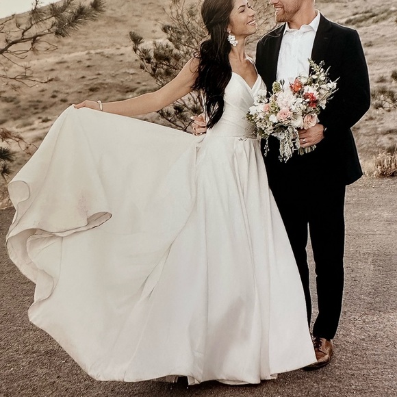Essence of Australia Wedding Ballgown with Drop-Back - Picture 1 of 16